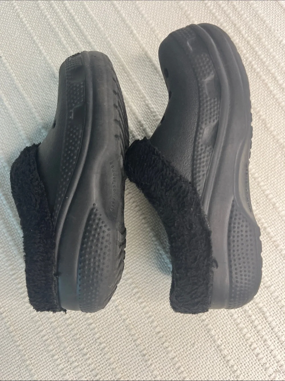 CROCS Kids Fleece-Lined Jibbitz Clog Slip-on Shoes, size XS baby/child 6-7 black